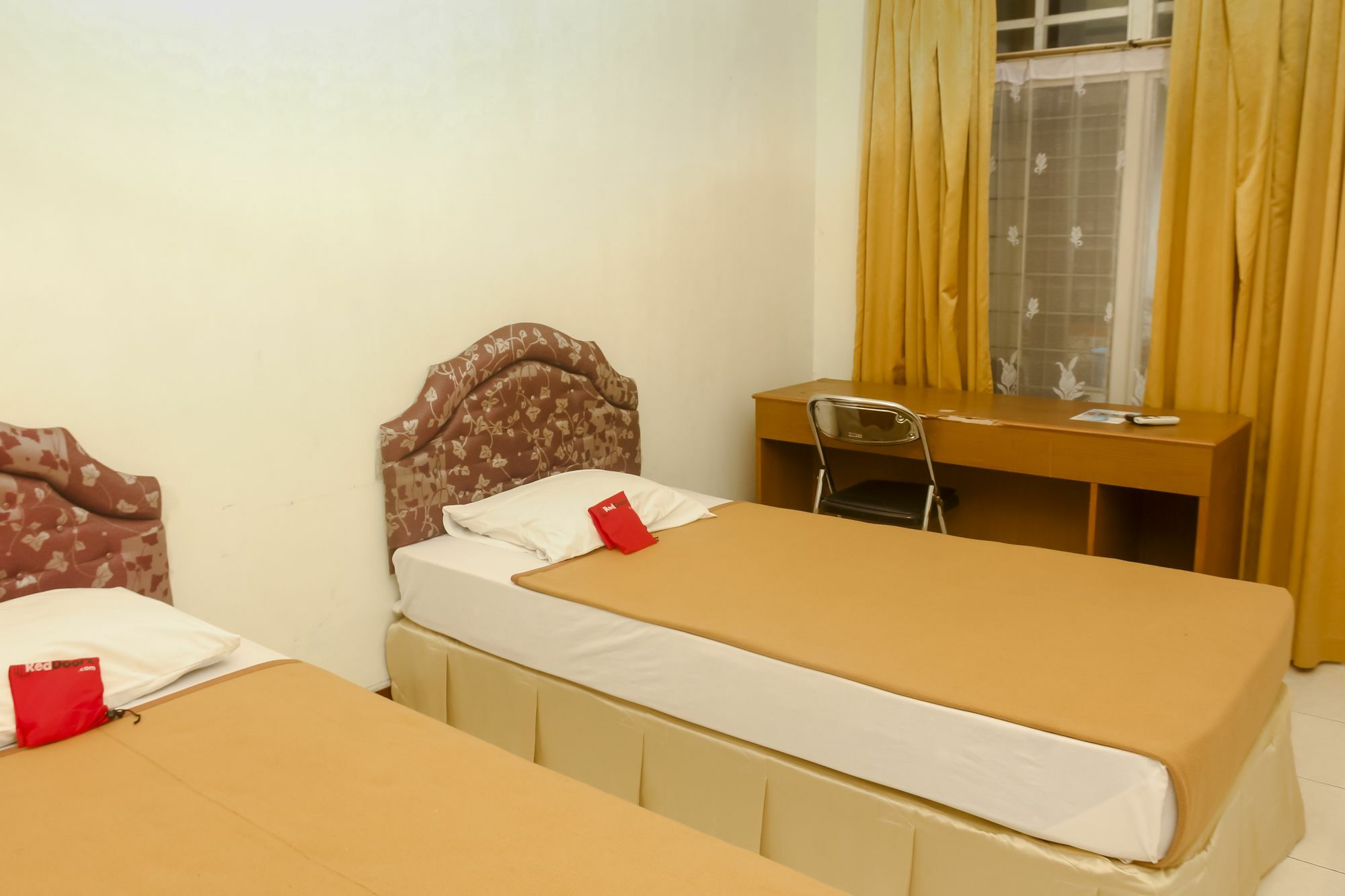Reddoorz Plus @ Pejanggik Mataram Exterior photo